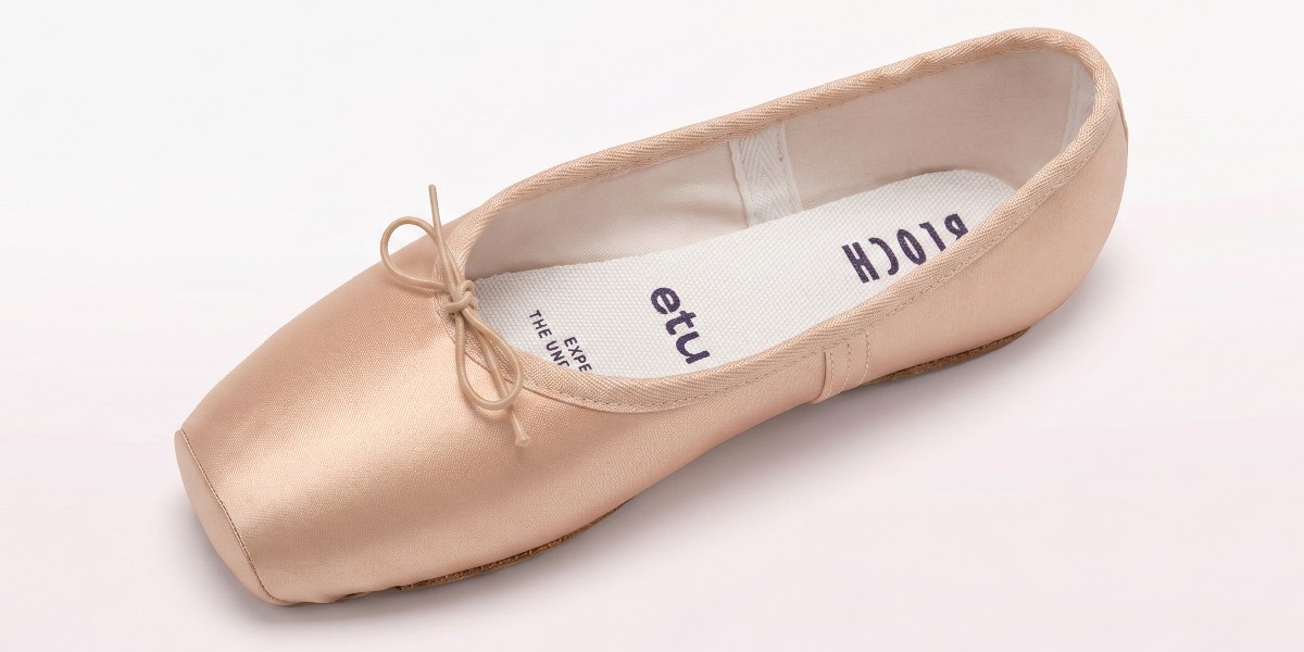 BLOCH ETUのサイドビュー、プラットフォームの広さとテーパードボックスが分かる斜めアングル